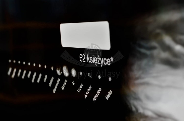 Planety i księżyce Układu Słonecznego. Plansza edukacyjna Nowa Era. Fragment 10