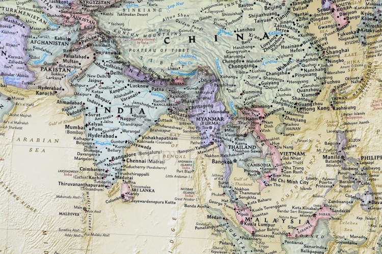 Świat. Półkule. Mapa ozdobna w wersji do wpinania. Wydawnictwo: National Geographic. Fragment 1