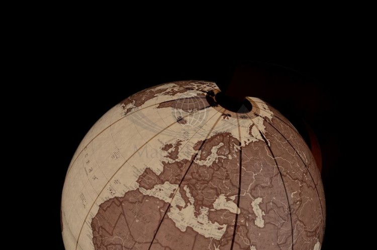 Globus antyczny 32 cm. Podświetlany. Drewniana oprawa. Po podświetleniu - fragment 3