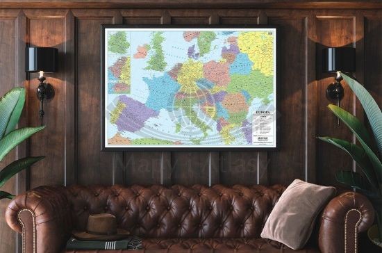 Europa 1:4 000 000. Kody pocztowe. Mapa w ramie drewnianej. Wydawnictwo: Eko-Graf. Przykład aranżacji