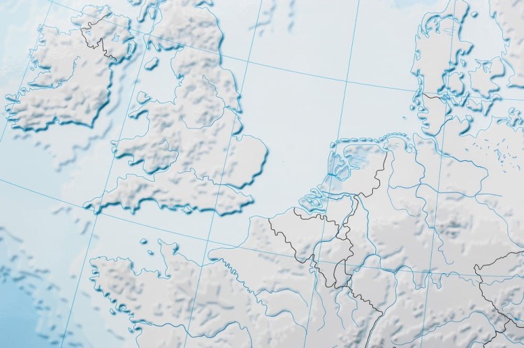 Europa 1:3 200 000. Mapa ścienna konturowa, hipsometryczna (ćwiczeniowa) wydawnictwa Meridian. Fragment 4