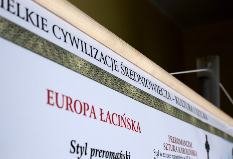 Europa. Wielkie cywilizacje średniowiecza - kultura i sztuka. Mapa ścienna wydawnictwa Meridian. Oprawa 1