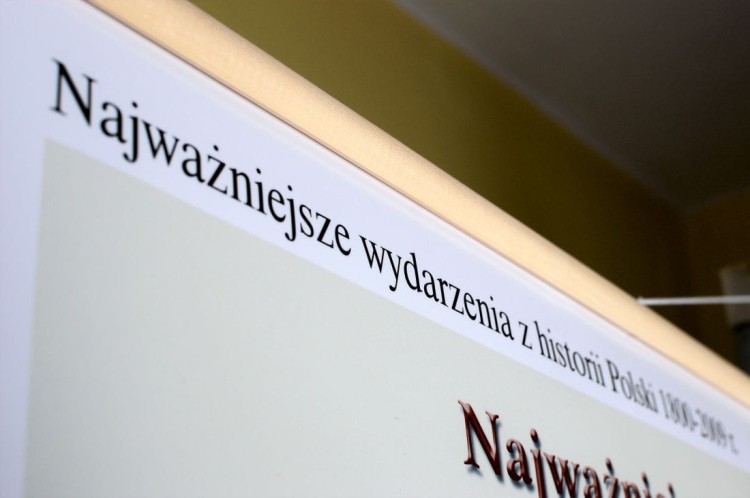 Polska. 1000 lat historii Polski - dziedzictwo narodowe (1800-2009). Plansza edukacyjna wydawnictwa Meridian. Oprawa 2