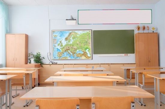 Europa 1:4 500 000. Mapa fizyczna w ramie drewnianej wydawnictwa Eko-Graf. Przykład aranżacji 3