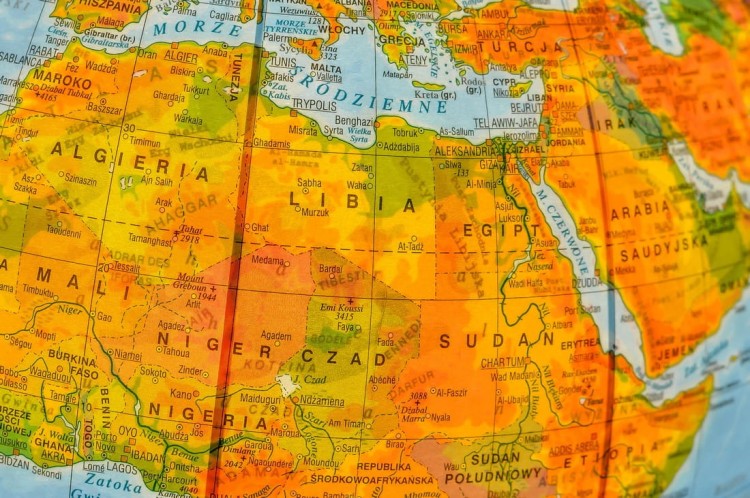 Globus polityczno-fizyczny o średnicy 25 cm wydawnictwa Zachem. Fragment 1 z mapy fizycznej