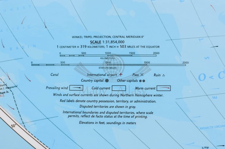 Świat 1:31 854 000. Mapa polityczna w ramie drewnianej. Wydawnictwo: National Geographic. Legenda