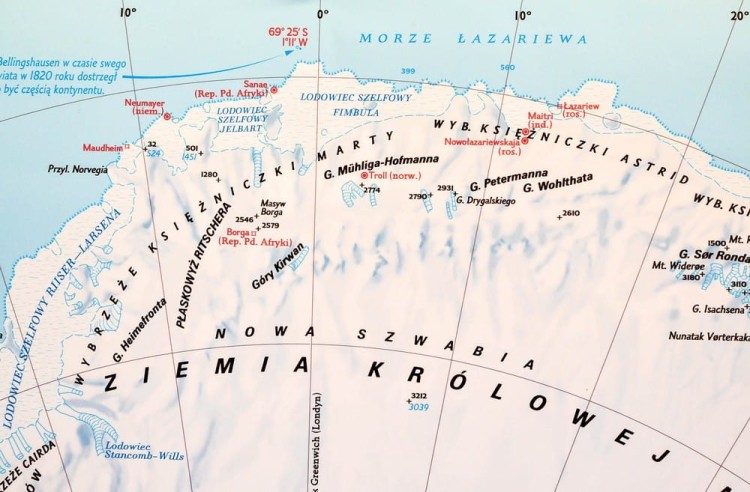 Antarktyda 1:3 400 000. Mapa ścienna fizyczna. Drewniane półwałki. Fragment 2