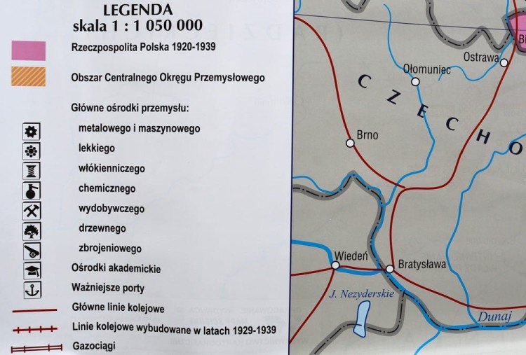 Rzeczpospolita Polska w latach 1920-1939. Szkolna mapa ścienna. Fragment 7