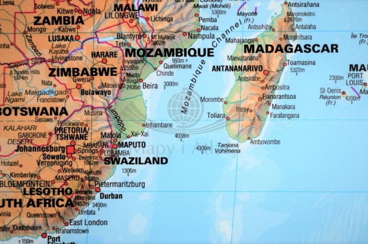 Świat 1:30 000 000. Mapa fizyczna świata w ramie drewnianej. Fragment 5