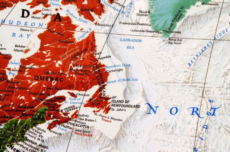Świat 1:29 802 000. Mapa polityczna, ozdobna Decorator w ramie drewnianej. Wydawnictwo: National Geographic. Fragment 3