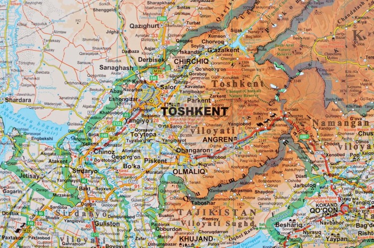 Uzbekistan 1:1 300 000. Mapa ścienna fizyczno-drogowa wydawnictwa Gizi Map. Fragment 2
