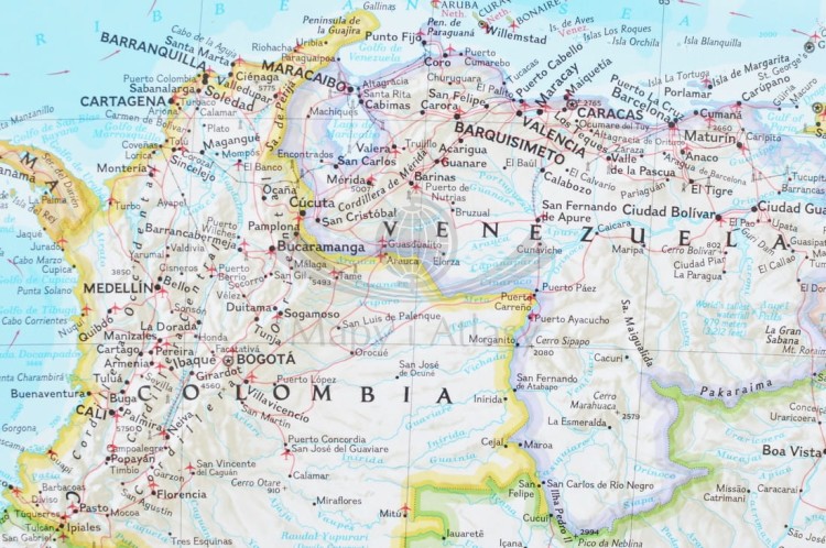 Ameryka Południowa 1:11 069 000. Mapa polityczna w ramie drewnianej. Wydawnictwo: National Geographic. Fragment 2