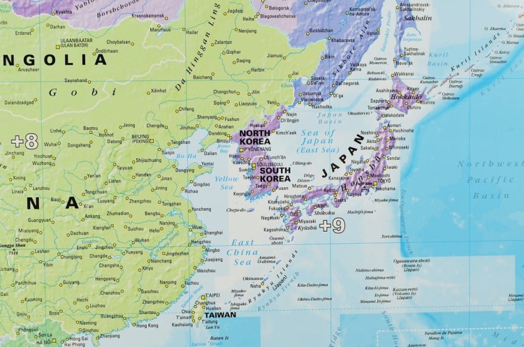 Świat 1:30 000 000. Strefy czasowe. Mapa ścienna polityczna. Fragment 2