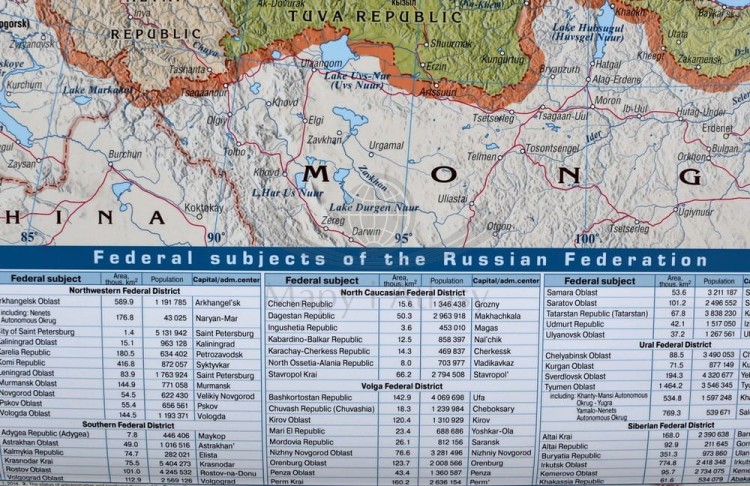 Rosja / Federacja Rosyjska 1:7 000 000. Mapa ścienna administracyjno-drogowa. Wersja angielska. Fragment 15