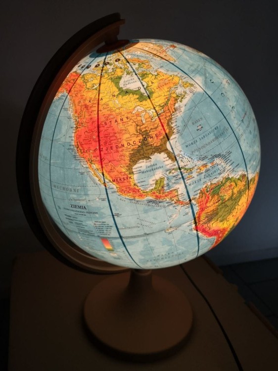 Globus polityczno-fizyczny 32 cm. Podświetlany. Plastikowa podstawa. Po podświetleniu