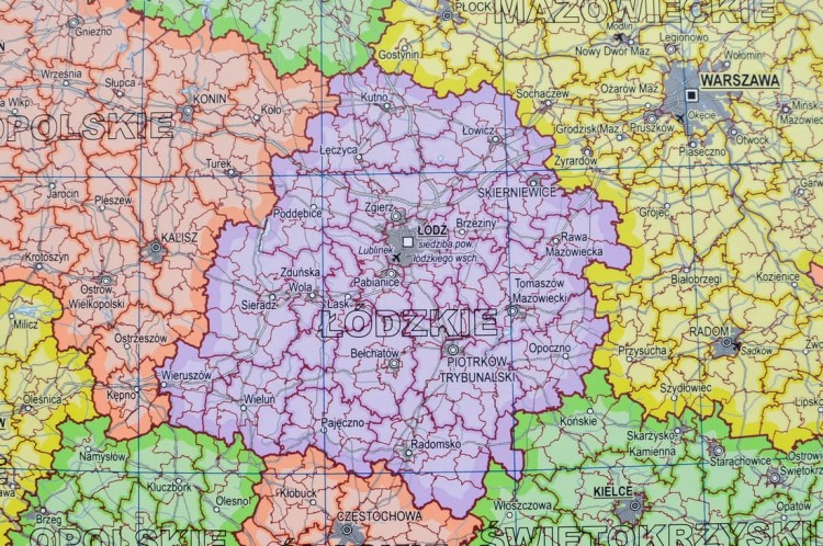 Polska. Mapa fizyczna i administracyjna. Dwustronna mapa ścienna . Strona polityczna - fragment