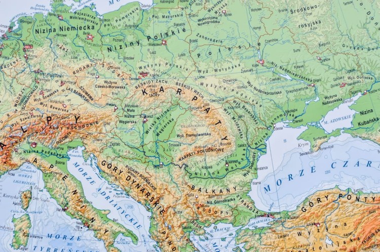 Europa. Mapa polityczna i fizyczna. Dwustronna mapa ścienna. Strona fizyczna - fragment