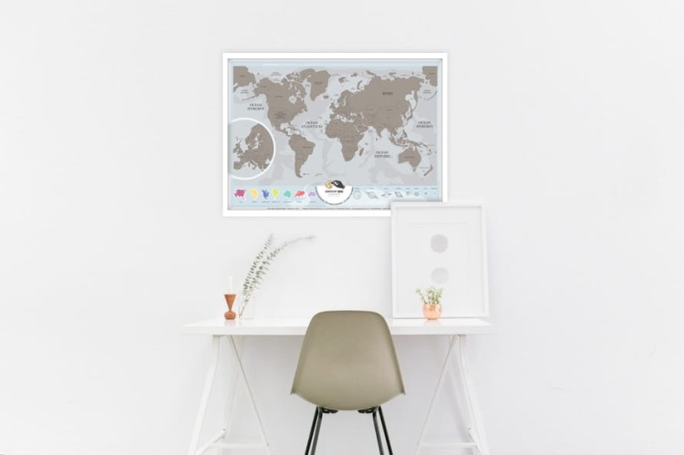 Świat + Europa. Mapa zdrapka PREMIUM. Przykład oprawy i aranżacji