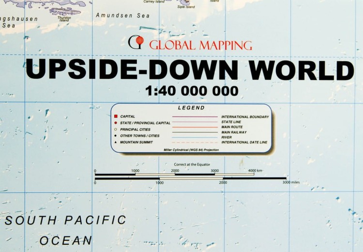 Świat do góry nogami 1:40 000 000. Mapa ścienna polityczna wydawnictwa Global Mapping. Legenda