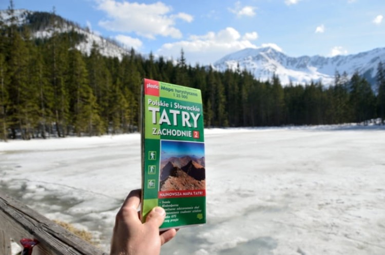 Polskie i Słowackie Tatry Wysokie i Zachodnie. Zestaw dwóch laminowanych map turystycznych wydawnictwa WiT. Zdjęcie ze Smreczyńskiego Stawu w Tatrach
