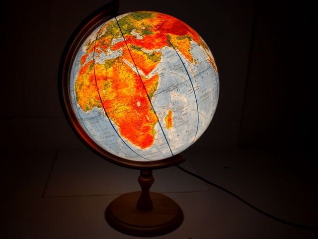 Globus polityczno-fizyczny 32 cm. Podświetlany. Drewniana podstawa. Po podświetleniu